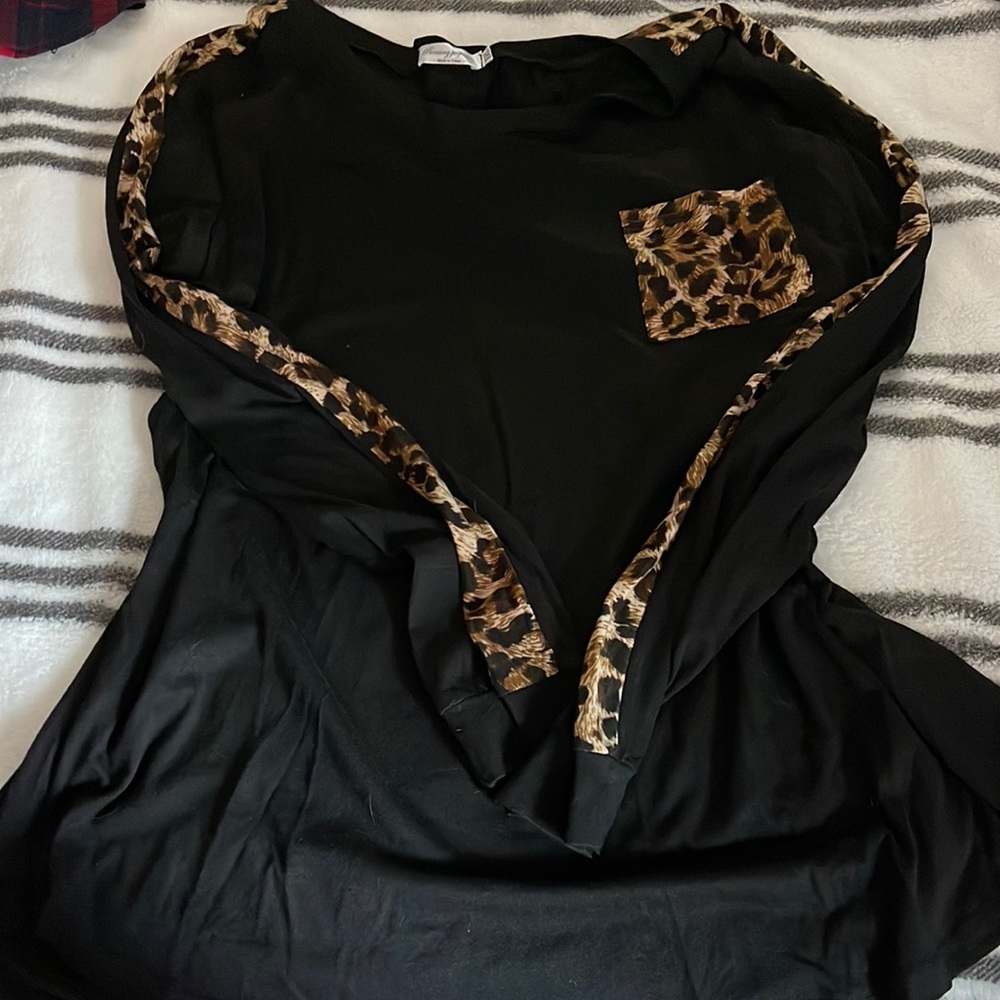 Black and leopard pocket tshirt nwot